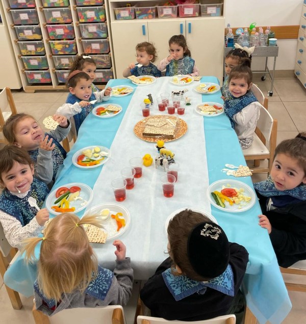 Children learn about Passover